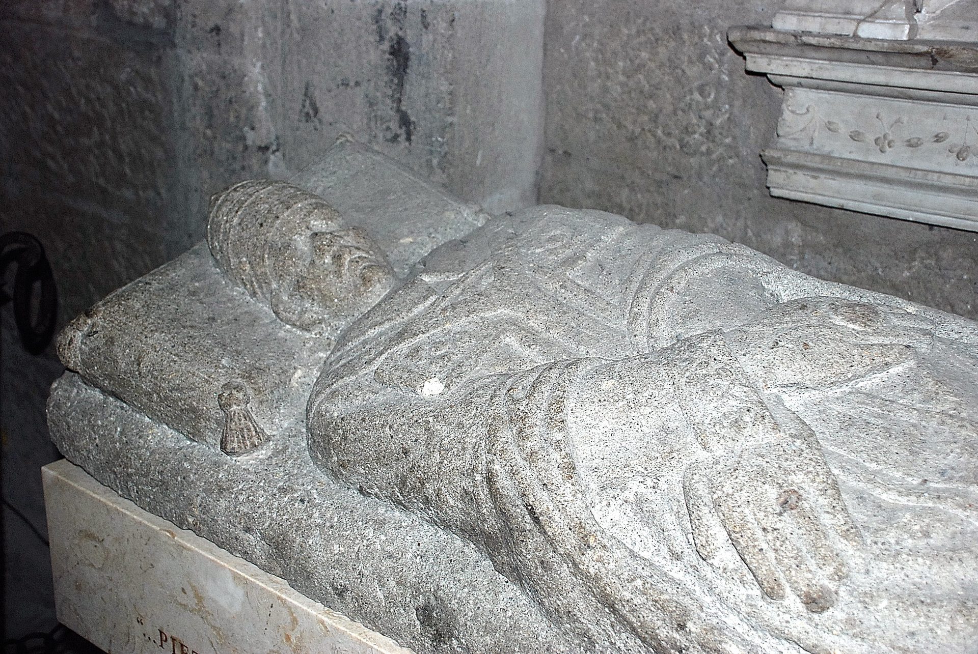 Peter of Spain's tomb - particular.JPG